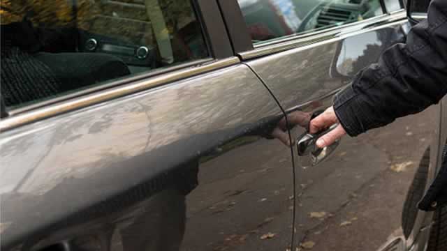 Ouverture porte voiture fermée sans clé à Suresnes